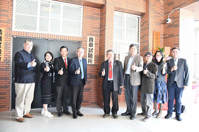 長榮大學香草試驗所揭牌。