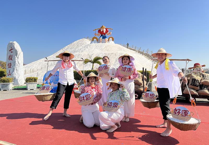 七股鹽山大型裝置藝以「鹽工」為藍圖，遊客現場可體驗肩挑鹽擔，感受鹽工辛勤堅毅的精神。