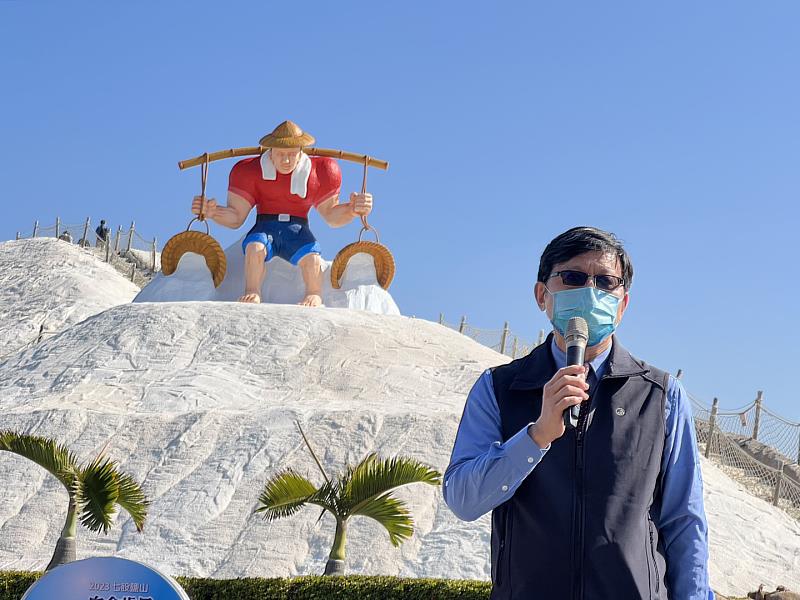 臺鹽公司總經理陳世輝表示，本次裝置「鹽擔下的獨白」以鹽工為設計發想策展，未來七股鹽山場將陸續展出系列鹽業文化，推薦民眾新年來鹽山走春感受乾淨磁場的能量。