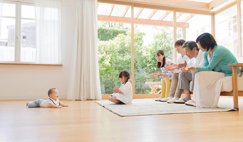信義居家表示，若暫不考慮裝潢翻新，利用地板輕裝修，可以輕鬆提升居家質感氛圍。（圖片提供：信義居家）