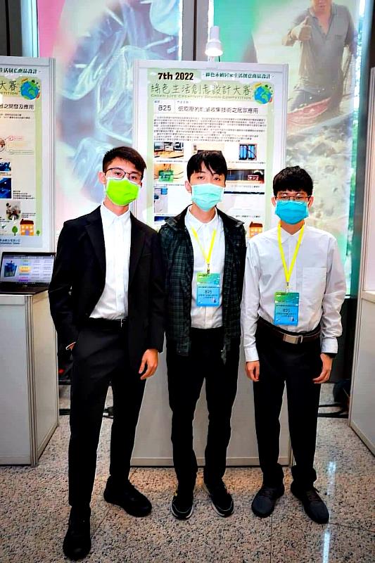 電子系獲獎團隊，蘇秉宏(左起)、蔡明憲、李性任