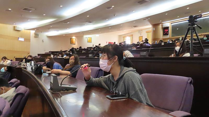 南華大學舉辦企業經營與人文講座，邀請國立臺北商業大學資訊與決策科學研究所張瑞雄教授演講。學生踴躍提問。