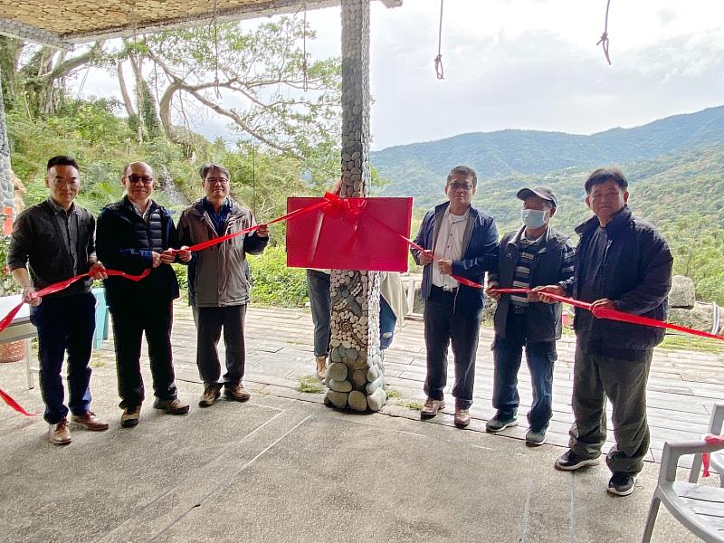 管處致贈國產材牌匾給合作社，並由與會貴賓共同揭牌。