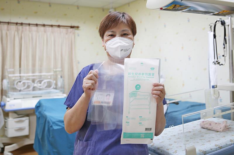 花蓮慈濟醫院小兒加護病房護理長張瑞雲與護兒中心團隊著手研發「新生兒推車防護罩」，增加寶寶的防護也避免飛沫感染的風險。