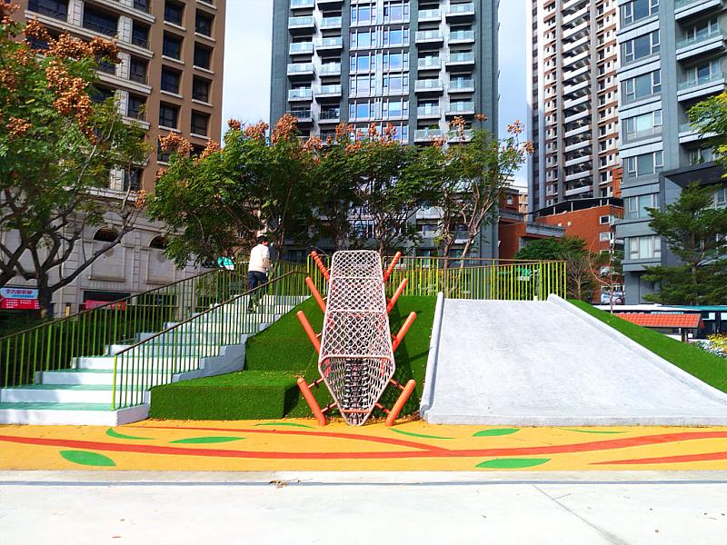 以柳樹為遊具設計主題的柳堤公園