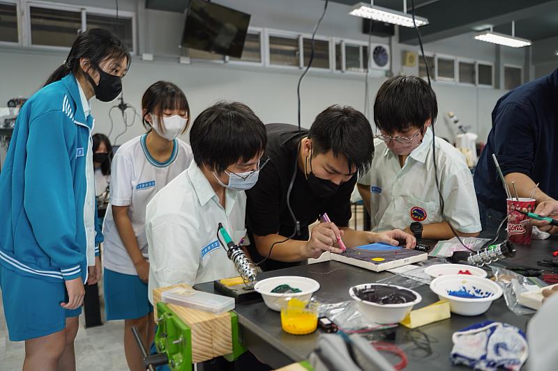 新媒體藝術家蕭言軒(左四)前往石碇高中、平溪國中進行LED互動裝置工作坊，結合焊接與壓克力繪畫創作，增加作品互動性
