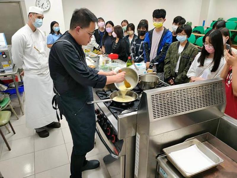 台南晶英酒店無隅賴奕丞主廚於「菁英學院課程」之教學情形。