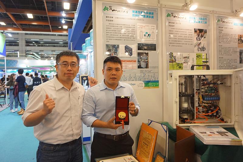 江智偉教授(左)輔導博士班學生鍾天穎(右)於2020年成立RSC公司「曲速科技股份有限公司」，於多次競賽獲獎