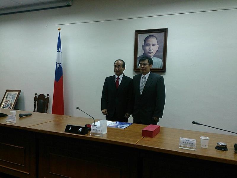 副研發長江智偉教授(右)於2014榮獲第10屆國際傑出發明家獎，獲當時立法院長王金平召見