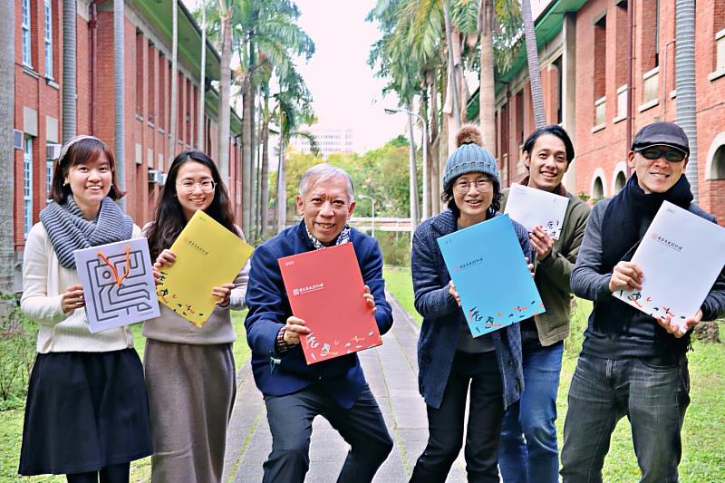 史博館館長梁永斐(左3)與館內同仁手持全新「視覺識別系統」的辦公室用品應用設計