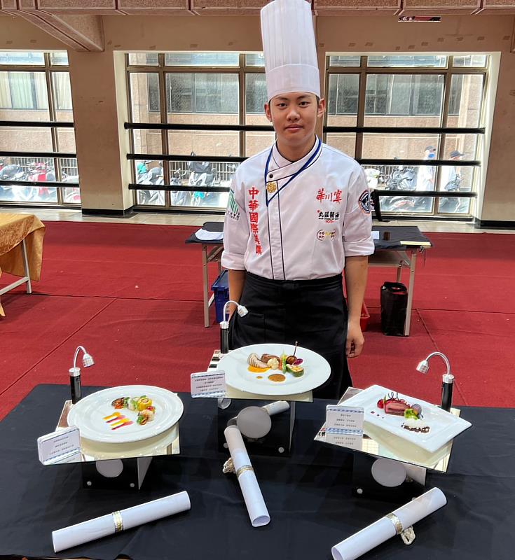 景文科大餐飲系周賢澔勇奪金牌為青年組最高分。