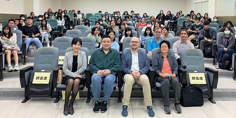 文藻外語大學德國語文系舉辦「學德語，拓展未來視野」全德語講座，由哥德學院(台北)德國文化中心郭洛祈副院長(前排右二)分享學習德語的優勢。