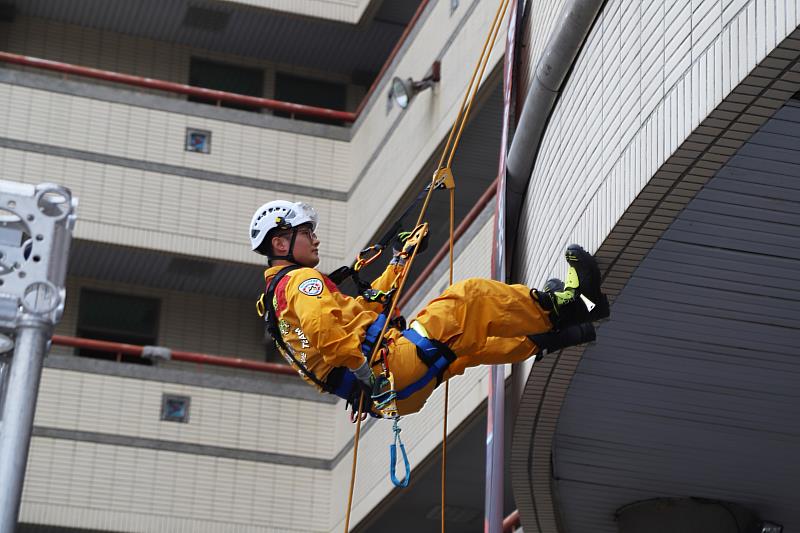 農工大縣猛男再現！嘉義縣消防局首發消防農民曆
