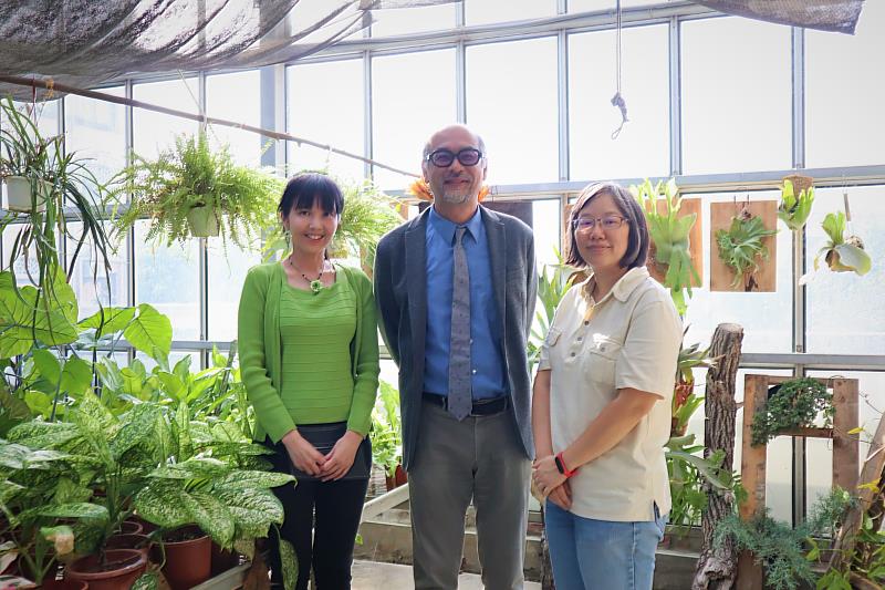 中興大學生命科學院黃介辰院長與生命科學系黃皓瑄教授、食品暨應用生物科技學系蔣恩沛特聘教授以「全方位植物內生菌型生物刺激素」，連兩年榮獲國家新創精進獎。