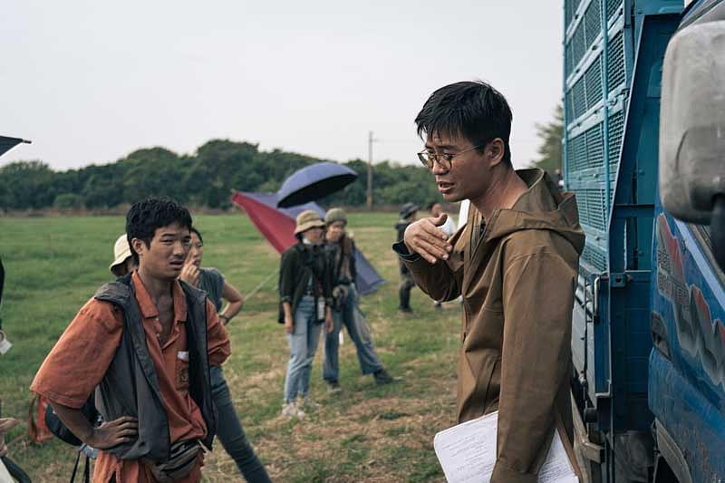 圖二：詹京霖（右）在拍攝現場指導演員胡智強（左），胡智強憑此片獲金馬59最佳新演員（台北双喜電影提供）