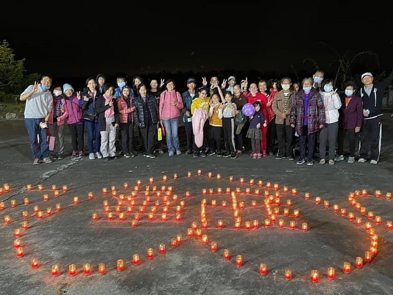 南華大學攜手古坑麻園村續辦「麻園平安節」，一起點燈送舊迎新。