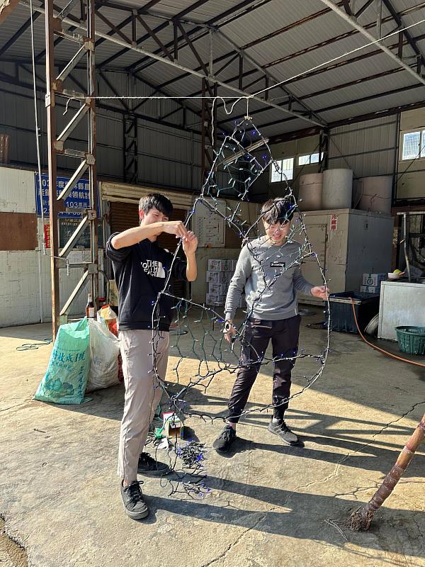 南華大學攜手古坑麻園村續辦「麻園平安節」，建景系學生製作燈飾。