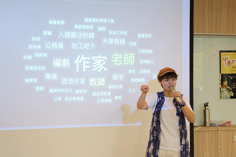 南華大學文學系邀請Podcast節目《啾團》主持人JoJo蒞校演講，透過線上互動系統與學生互動。