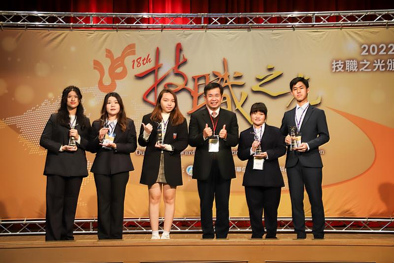 高科大模具工程科何亭萱(左)、楊茗棋(左2)、龐褘心同學(左3)、教育部潘文忠部長(中)、土木工程科余佳芳同學(右2)與國立臺北科技大學黃光宇同學(右)跨校聯合，參加首屆Call for Code P-TECH U18挑戰賽拿下全球總冠軍，獲教育部頒發第十八屆技職之光「競賽卓越獎」殊榮。