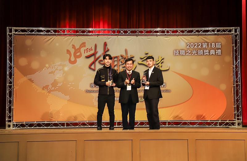 教育部潘文忠部長(中)頒發第十八屆技職之光「競賽卓越獎」。高科大機械工程系機械科張建雄同學(左) 、建國科技大學洪慶桐同學(右) 。