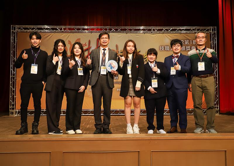 高科大副校長李嘉紘(左4)與獲獎同學合影留念。