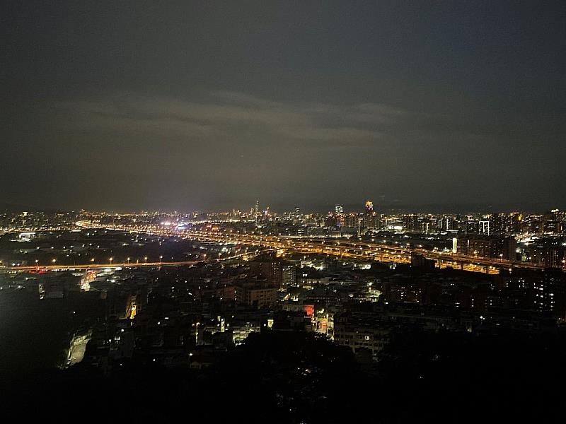 圖5. 夜晚賞閃爍的燈火夜景