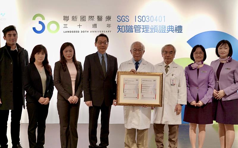 SGS 鮑柏宇副總(左四)頒發亞太首張醫療業 ISO 30401 知識管理驗證證書由聯新國際醫療集團許詩典院長(右四)代表受證