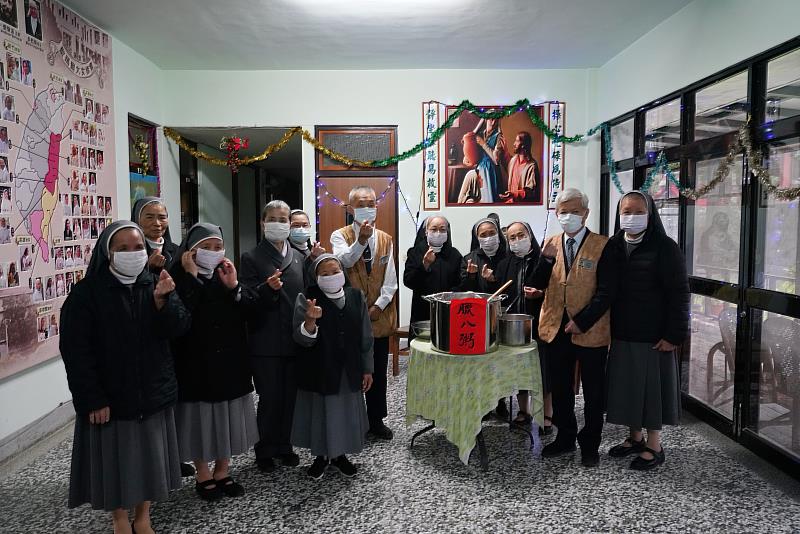 常住志工顏靜曦師姊與醫療志工，八點多就將臘八粥送到聖瑪爾大女修會，與修女共享佛陀成道救拔苦難精神。