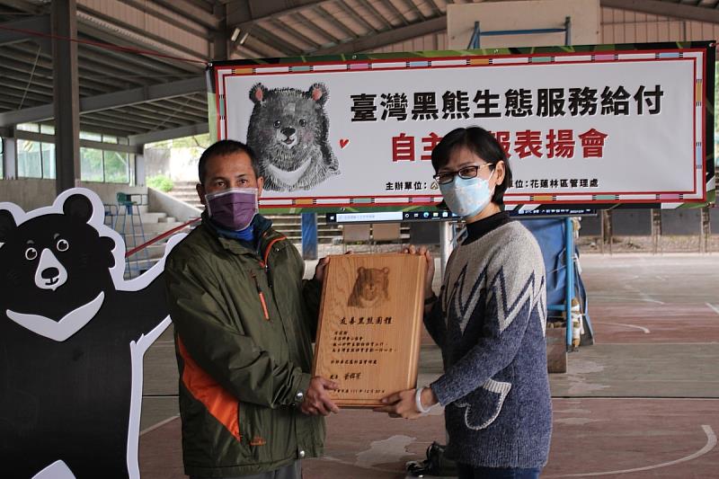 2022.12.30王怡靖副處長頒發感謝獎牌給卓溪鄉登山協會