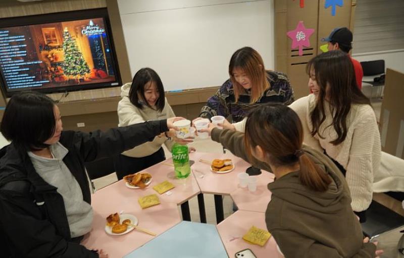 應智學程日籍生經過成果展緊張的考核與票選後，接著就開起輕鬆歡樂的忘年會。