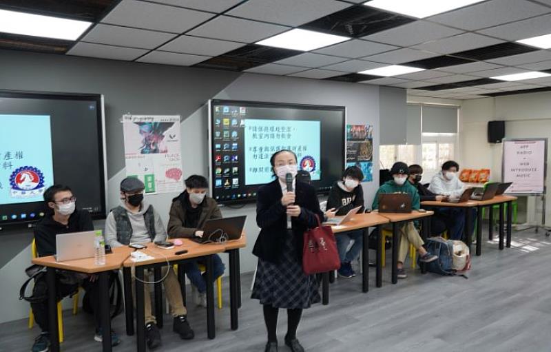 中華大學人文社會學院院長簡曉花希望藉由成果展，展現學生在程式與網頁設計的學習成果讓外界知道。