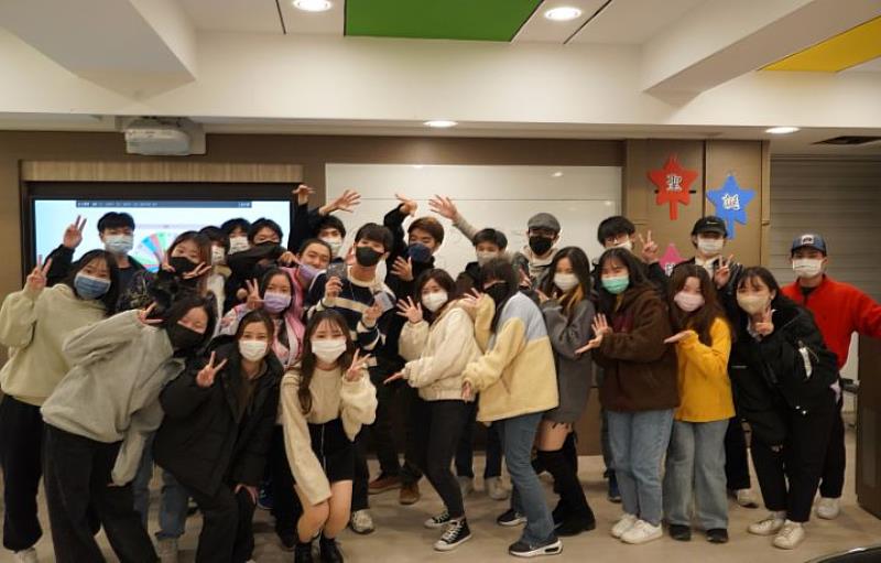 日本忘年會就像台灣尾牙一樣，這是應智學程首次舉辦，一起慰勞過去一年來努力學習的辛勞。