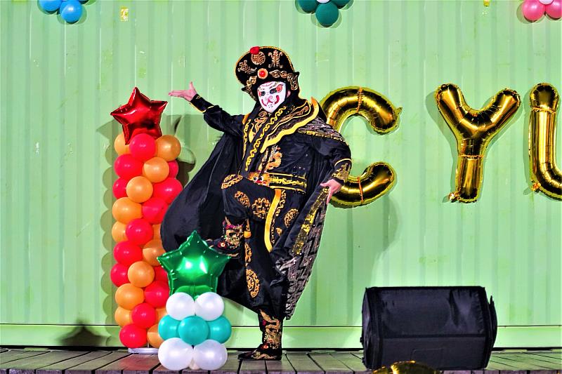 四川變臉的精彩表演，讓現場不少國際學生驚呼連連。