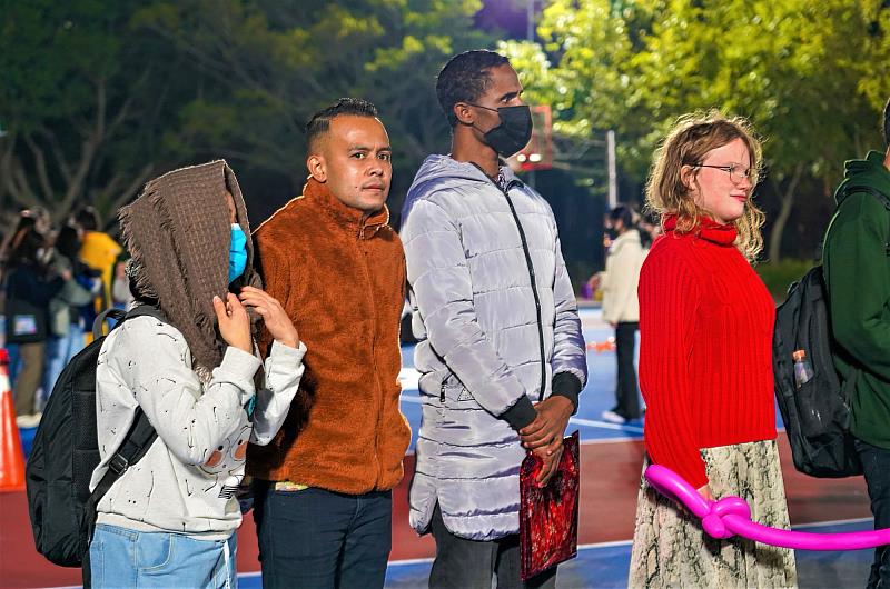 就讀資訊管理系的衣索比亞籍學生巴沙丹(左二)非常喜歡朝陽科大的學習環境。