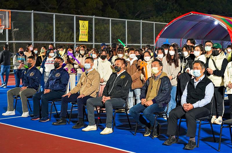 歲末聯歡安排歌舞節目及摸彩，朝陽師長也陪同國際學生一起慶祝。