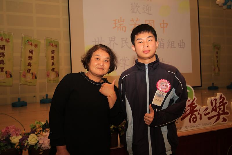 雙溪高中附設國中九年級的林恩傑，與媽媽兩人相依為命。（圖由靈鷲山佛教教團提供）