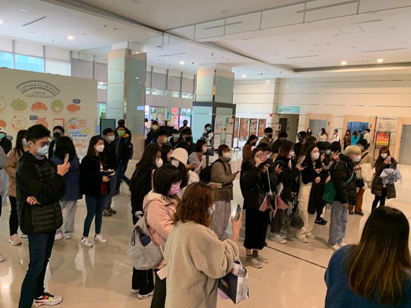 圖四：王宥忻與萌獸麥可直播吸引大批師生駐足圍觀拍照