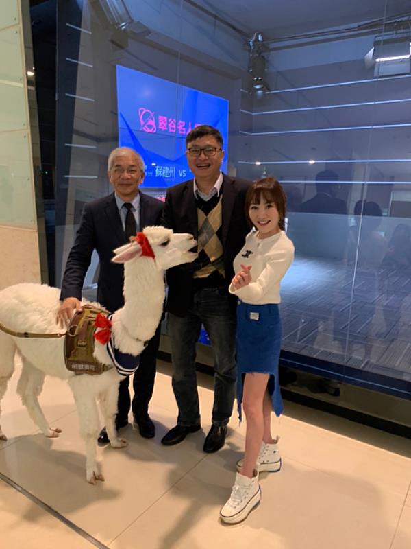 圖三：王宥忻與世新大學校長陳清河（左一）及傳管系主任蘇建州合影