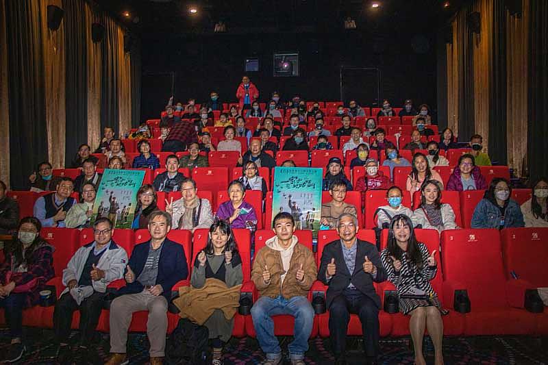 圖三：世新大學跨年夜包場支持校友執導電影《一家子兒咕咕叫》，演員胡智強（前排右三）、製片林怡伶（前排左四）與世新校長陳清河（前排右二）、校友會總會理事長陳錦祥（前排左三）與眾校友們合影