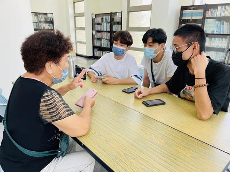 南臺科大學生與在地長輩進行生活經驗談之情形。