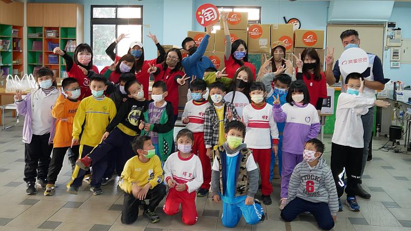 阿里巴巴集團「用愛點亮未來」為博幼基金會孩童送暖。