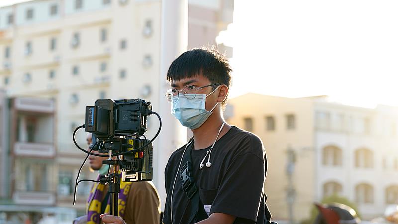 導演李冠賢帶領團隊歷經一個半月駐地拍攝《我的水鬼爸爸》，以獵奇卻溫馨的作品，幽默恢諧的風格帶出靈異故事，大獲評審青睞(照片來源：義守大學提供)。