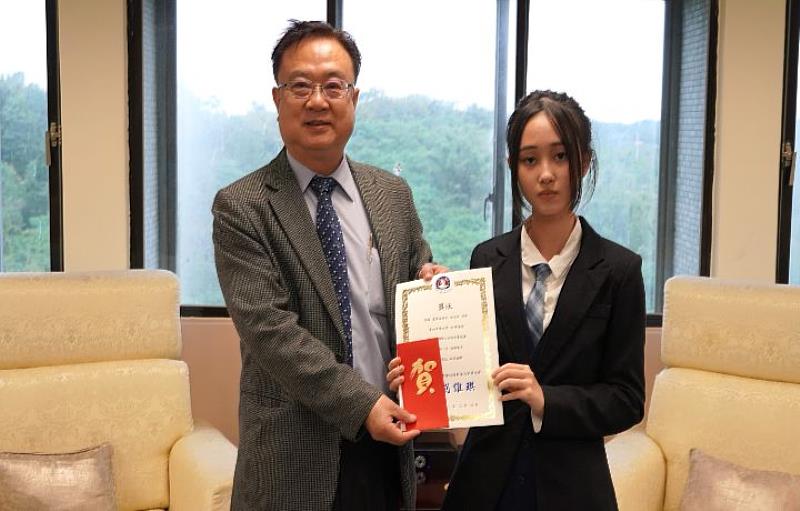 中華大學副校長兼研發長游坤明（左）頒獎表揚洪羽函，他鼓勵學生應藉此活動更加認識SDGs。