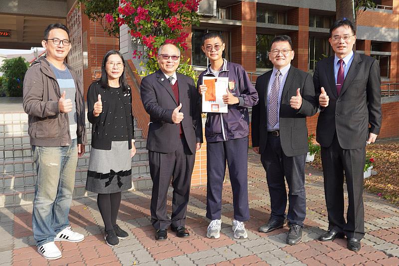第一名的葉彥呈同學(右三)與大葉大學及文興高中師長合影
