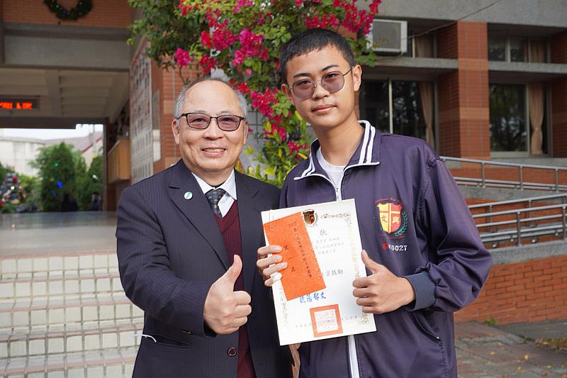 大葉大學施英隆代理校長(左)頒發第一名獎狀給文興高中葉彥呈同學(右)