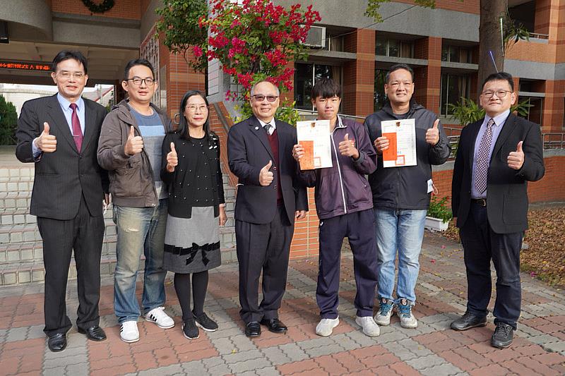 第二名的蕭國延同學(右三)與大葉大學及文興高中師長合影