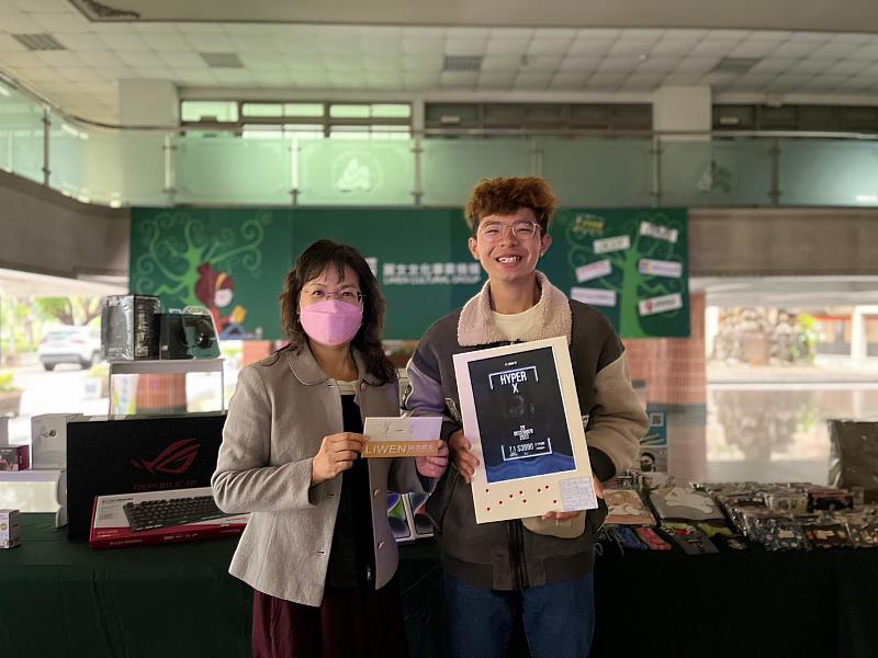 書城經理陳春美(左)頒獎予獲獎學生宋沅軒(右)