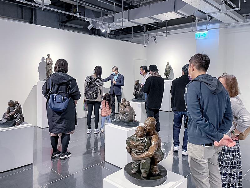 《生之痕—陳正雄銅雕回顧展》鶴軒藝術負責人陳鶴，專業親和的藝術導覽，分享作品的故事背景與創作精神