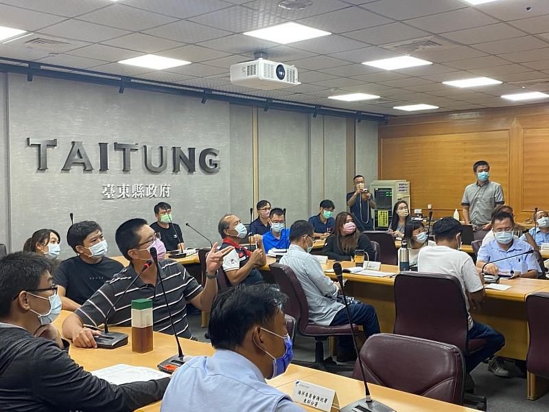 臺東縣各機關攜手維護最美海岸線 111年清出近千噸垃圾 一起向海致敬！