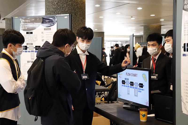 長庚大學資工系舉辦畢展，同學們向評審與參觀師生介紹作品。